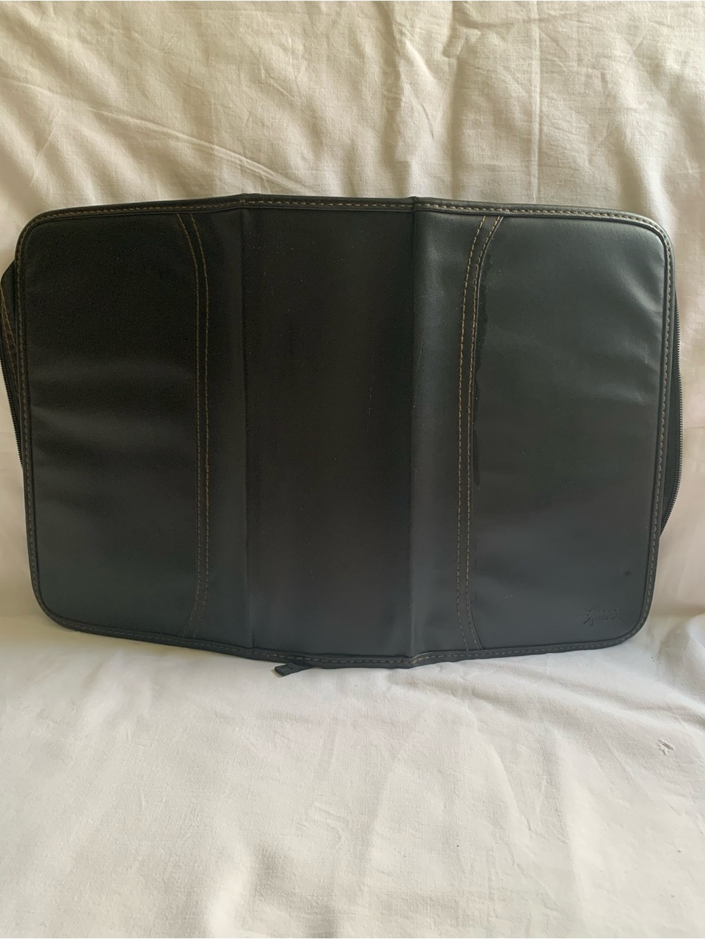 Black Case Logic 128 CD Case - Picture 3 of 6
